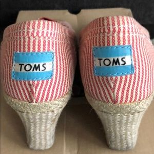 Toms red stripe calypso canvas wedge size 6